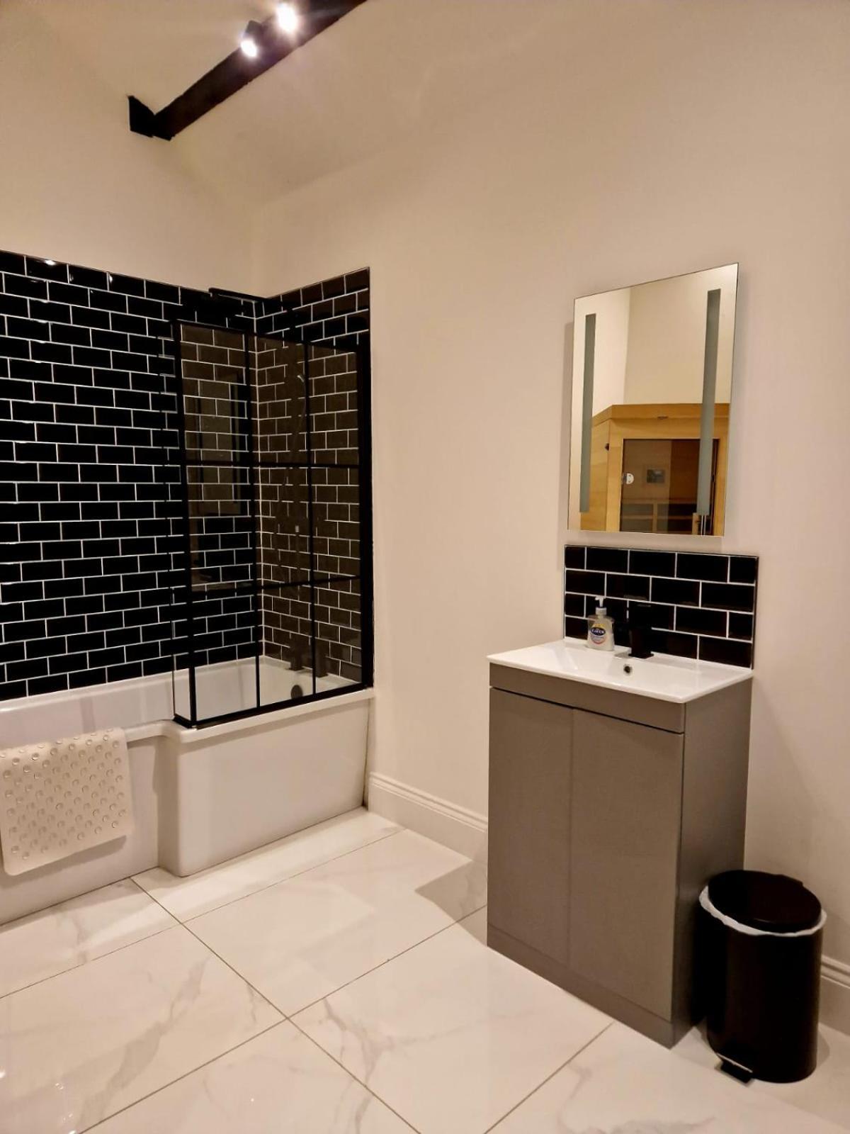 The Hamilton Luxury Let's- Holly Barn Holiday home *