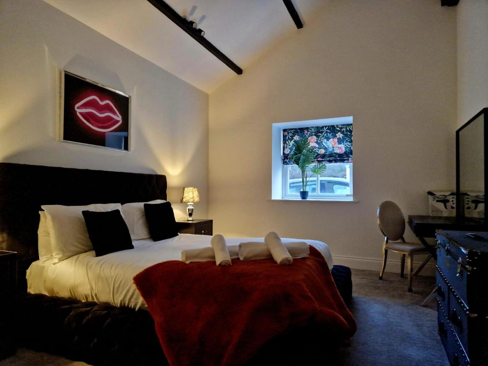The Hamilton Luxury Let's- Holly Barn *
