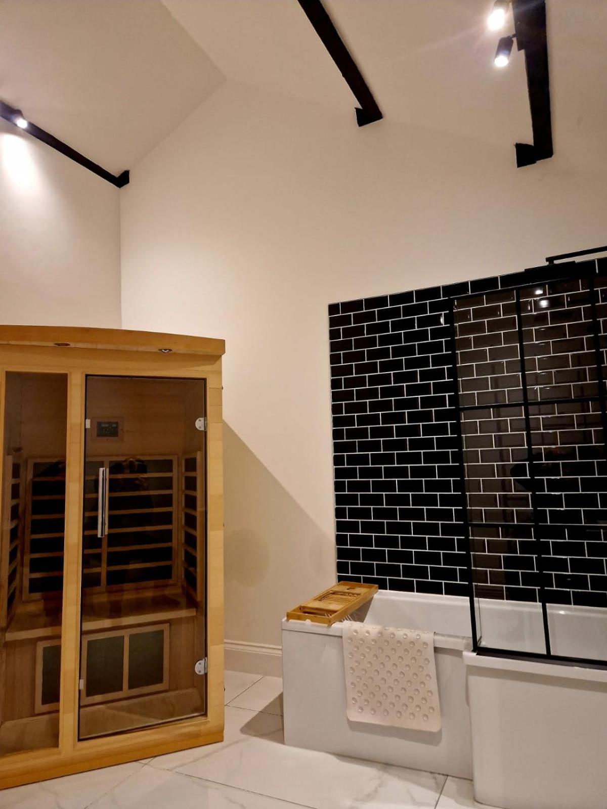 The Hamilton Luxury Let's- Holly Barn Holiday home